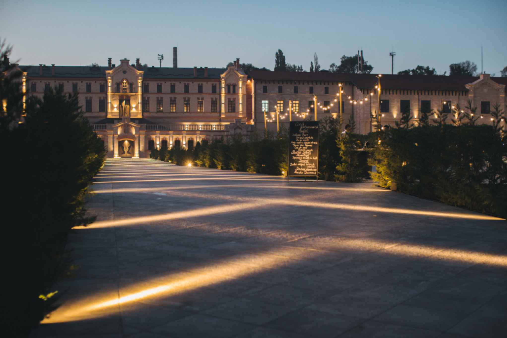 Castel Mimi în curte seara