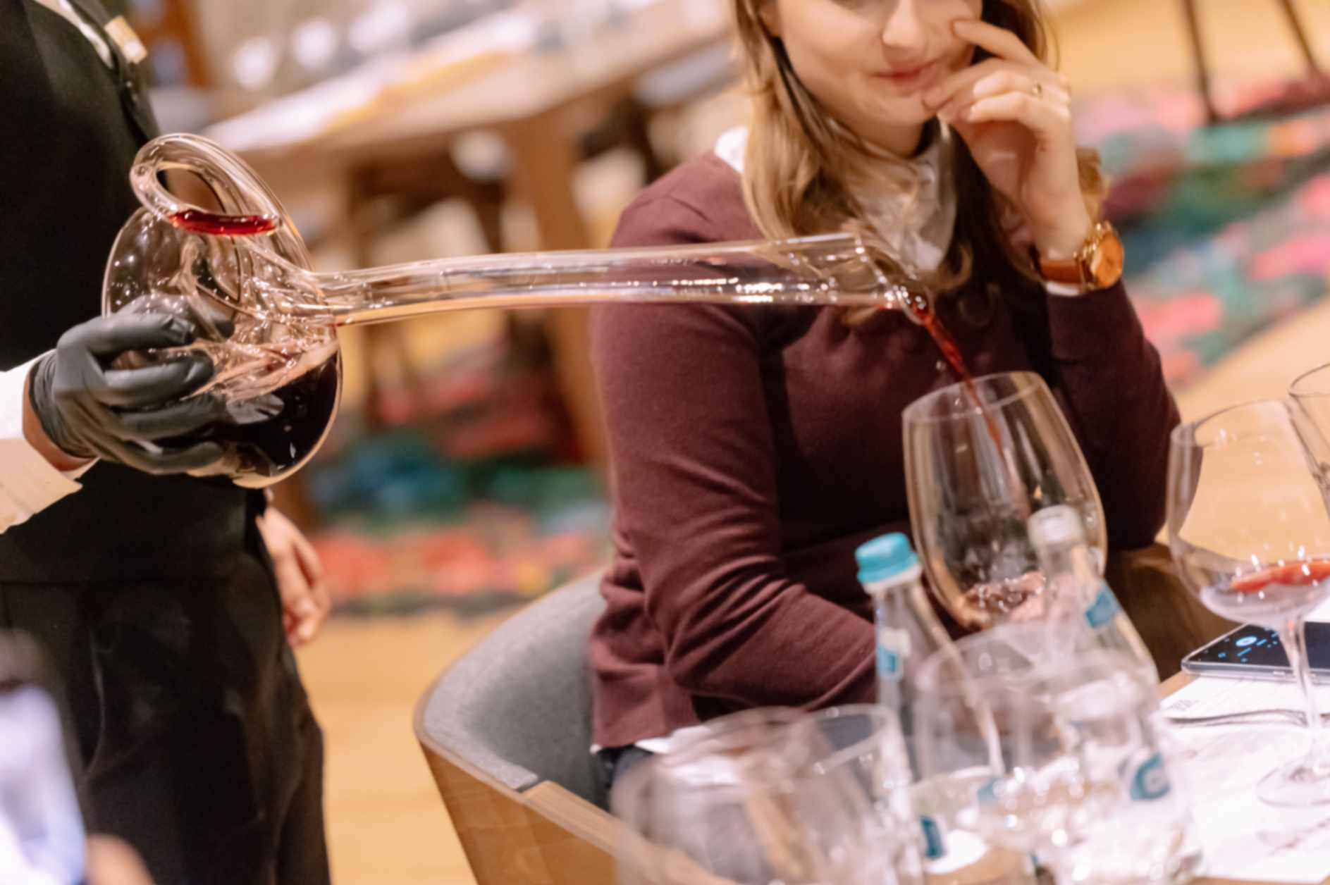 vin turnat din decantor